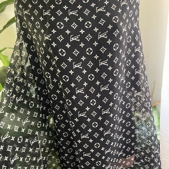 Louis Vuitton Silk Monogram Scarf. - Picture 9 of 16